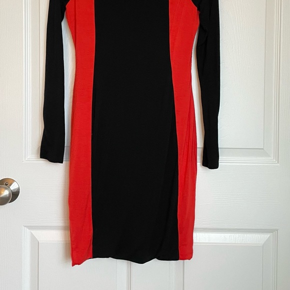 Form fitting dress - Picture 3 of 3